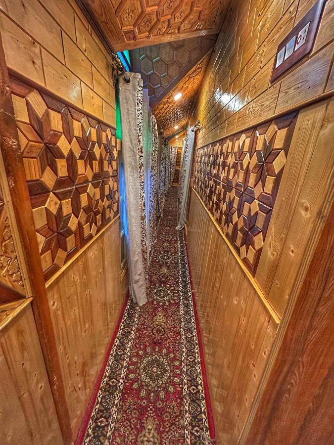 Exotic Young Shreen Houseboat Hotell Srīnagar Eksteriør bilde