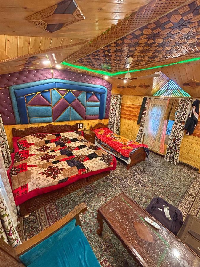 Exotic Young Shreen Houseboat Hotell Srīnagar Eksteriør bilde